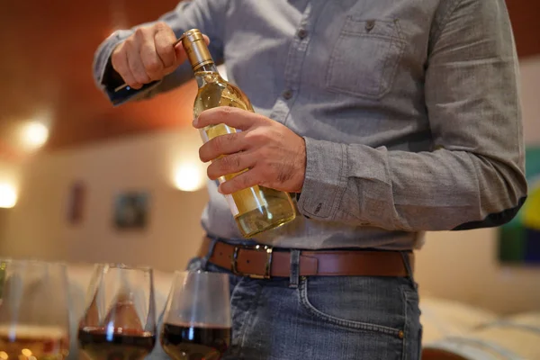 Uomo Cantina Aprendo Bottiglia Vino Bianco — Foto Stock