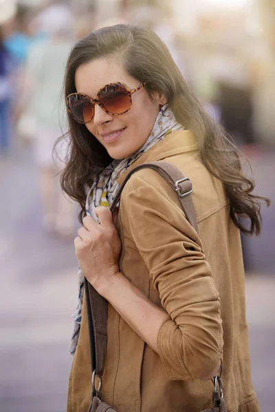 Aantrekkelijke Brunette Vrouw Stad Dragen Van Een Zonnebril — Stockfoto