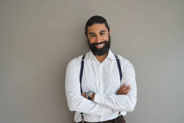 Hipster Hombre Con Tirantes Pie Sobre Fondo Aislado — Foto de Stock