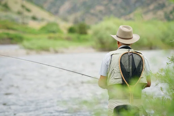 Fisherman Pesca Volo Nel Fiume Dello Stato Del Montana — Foto Stock