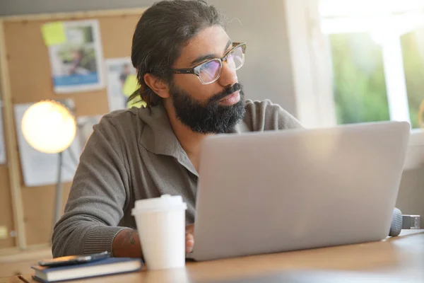 Start Unternehmer Arbeitet Laptop — Stockfoto