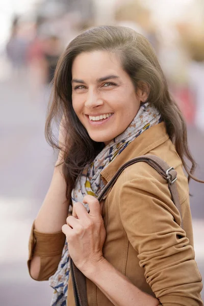 Aantrekkelijke Brunette Vrouw Lopen Stad — Stockfoto