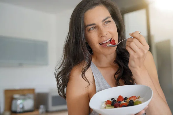 健康的な朝食を家庭で有するブルネットの女性 — ストック写真