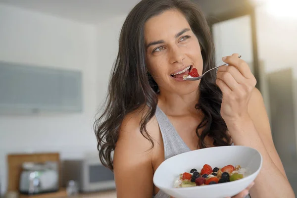 Mujer Morena Desayunando Sano Casa — Foto de Stock