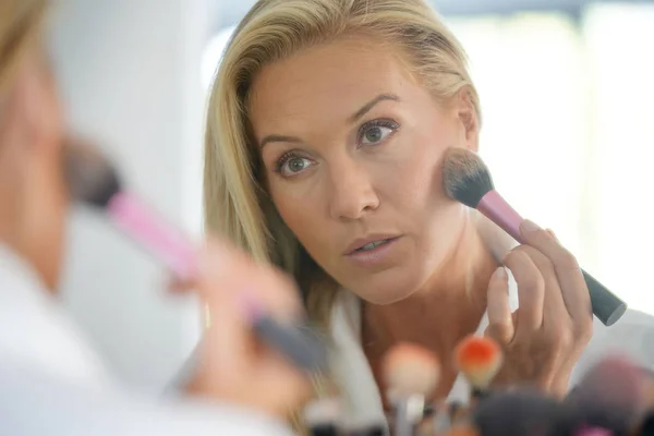 Mulher Loira Preparando Com Maquiagem Frente Espelho — Fotografia de Stock