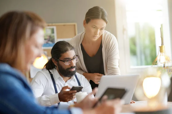 Start Leute Arbeiten Büro Zusammen — Stockfoto