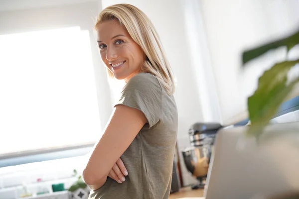 Donna Bionda Che Utilizza Computer Portatile Casa — Foto Stock