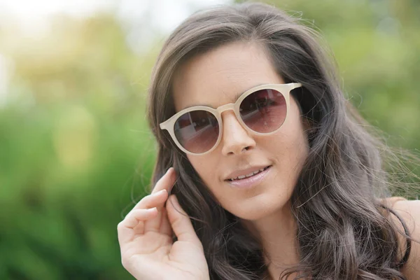 Porträt Einer Lächelnden Brünetten Frau Mit Sonnenbrille — Stockfoto