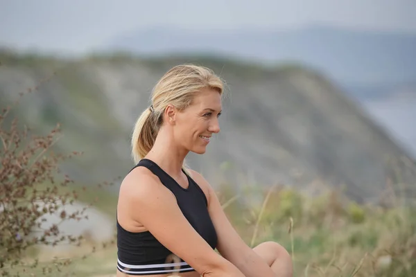 Femme Entraînant Extérieur Faisant Des Exercices Étirement — Photo