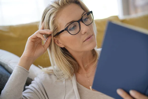 Middle Aged Woman Home Reading Book — Stock Photo, Image
