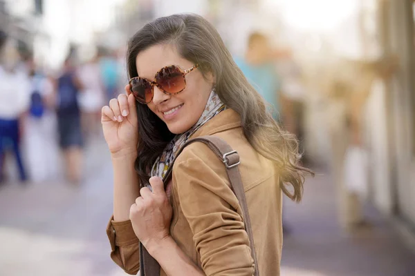 Atrakcyjny Brunetka Kobieta Mieście Noszący Okulary Przeciwsłoneczne — Zdjęcie stockowe