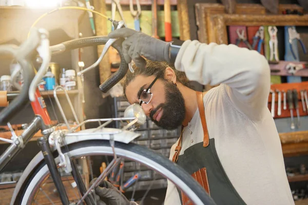 Man Working Cycle Repair Shop — Stock Photo, Image