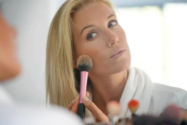 Mujer Rubia Preparándose Con Maquillaje Delante Del Espejo — Foto de Stock