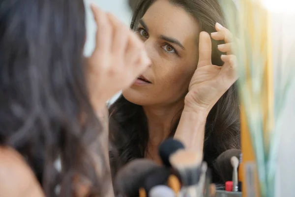 Mujer Morena Preocupada Por Cabello —  Fotos de Stock