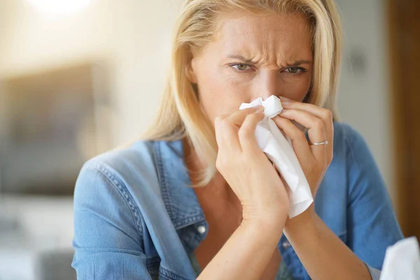 Middelbare Leeftijd Vrouw Met Allergie Waait Haar Neus — Stockfoto