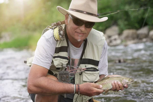 Fliegenfischer Fängt Regenbogenforelle Fluss — Stockfoto