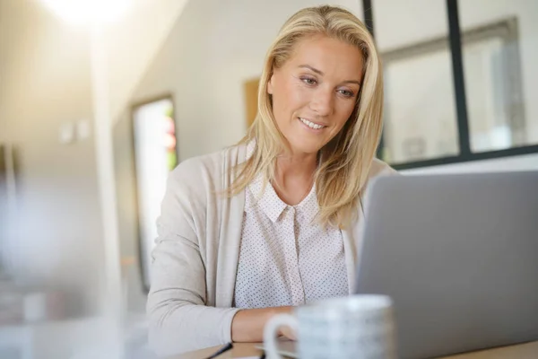 Geschäftsfrau Arbeitet Vom Home Office Aus — Stockfoto