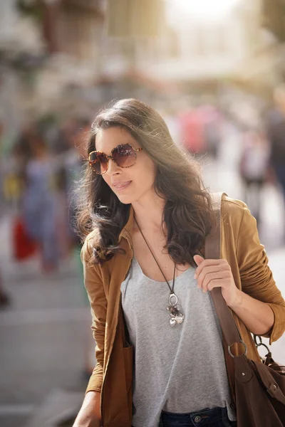 Mulher Morena Atraente Cidade Usando Óculos Sol — Fotografia de Stock