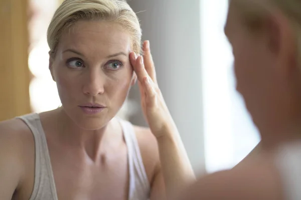 Femme Ans Qui Regarde Son Visage Dans Miroir — Photo