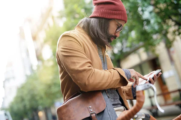 Retrato Del Tipo Hipster Calle Conectado Con Smartphone —  Fotos de Stock