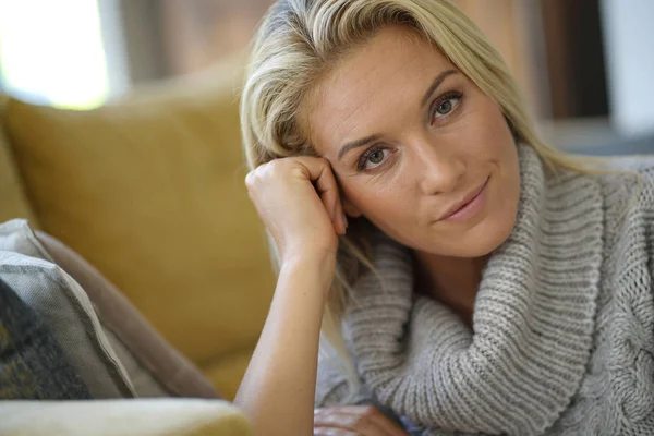Portret Kobiety Year Old Wełniany Sweter — Zdjęcie stockowe