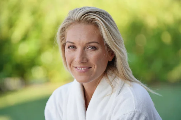 Retrato Una Hermosa Mujer Rubia Años — Foto de Stock