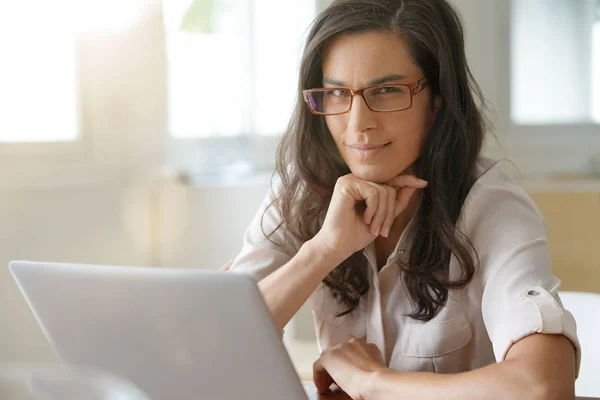 Hermosa Mujer Pelo Oscuro Con Gafas Trabajo Ordenador Portátil —  Fotos de Stock