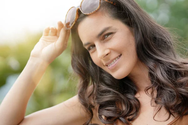 Retrato Mujer Morena Sonriente Con Gafas Sol — Foto de Stock