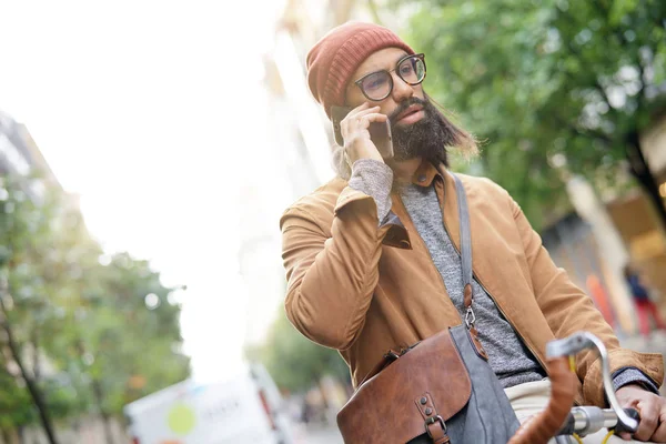 Πορτρέτο Του Hipster Τύπος Στην Οδό Μιλάμε Στο Τηλέφωνο — Φωτογραφία Αρχείου