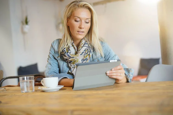 Femeie Cafenea Websurfing Tabletă Digitală — Fotografie, imagine de stoc
