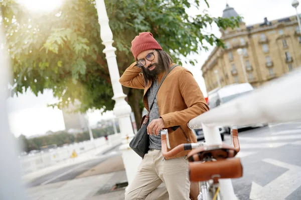 기대어 거리에 Hipster 남자의 초상화 — 스톡 사진