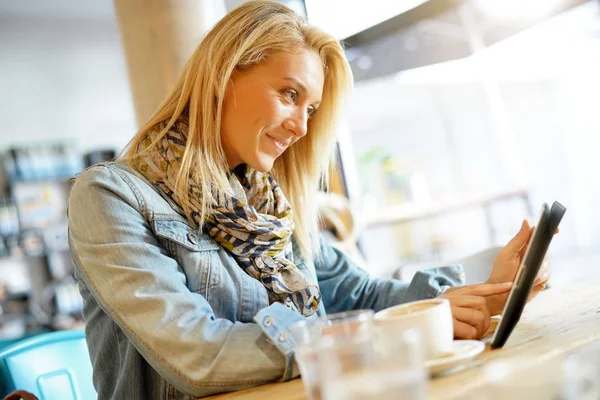 Femme Café Websurfing Sur Tablette Numérique — Photo