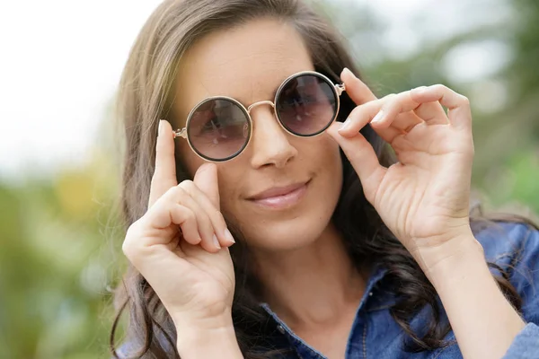 Porträt Einer Lächelnden Brünetten Frau Mit Sonnenbrille — Stockfoto