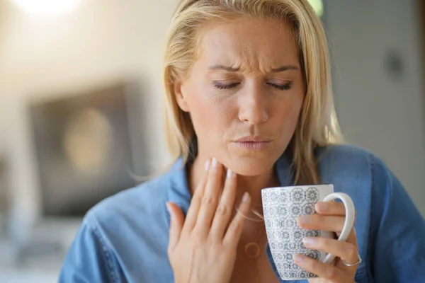 喉の痛みを持っている 歳女性 — ストック写真