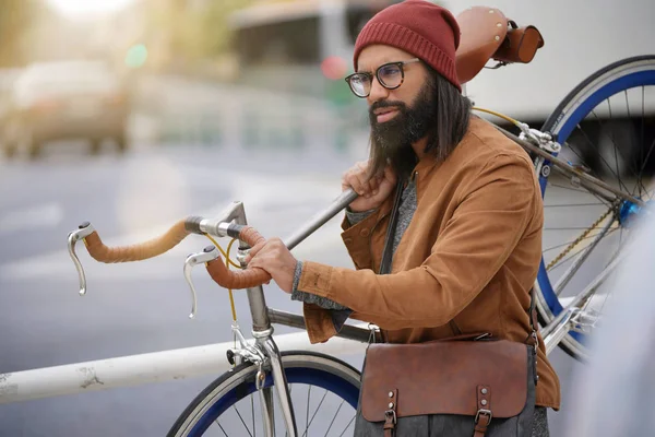 Bokovky Chlapa Městě Nesoucí Fixie Kole — Stock fotografie