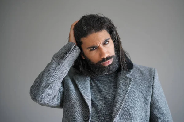 Hipster Typ mit grauem Mantel, isoliert — Stockbild Hipster Typ Mit Grauem Mantel Isoliert — Stockfoto