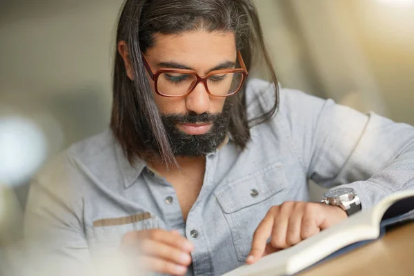 Homme Aux Cheveux Bruns Avec Des Lunettes Lecture Livre — Photo