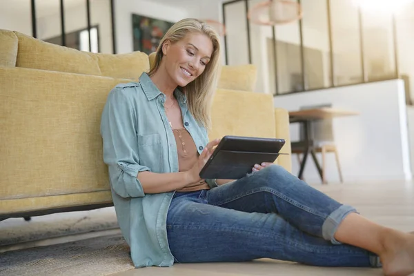 Blond Woman Relaxing Home Connected Digital Tablet — Stock Photo, Image