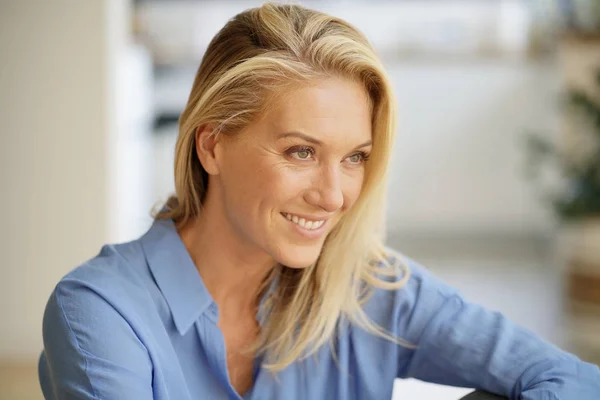 Retrato Una Hermosa Mujer Rubia Mediana Edad —  Fotos de Stock