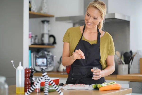 Mulher Cozinhar Para Blog Culinária — Fotografia de Stock