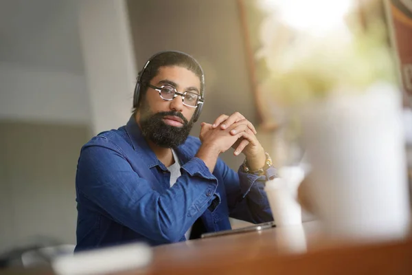 Hipster Chico Usando Teléfono Inteligente Auriculares Bluetooth —  Fotos de Stock