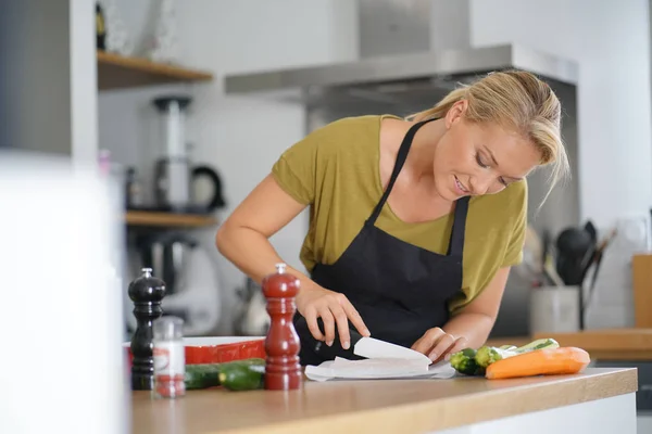 40岁的妇女做饭在家庭厨房 — 图库照片