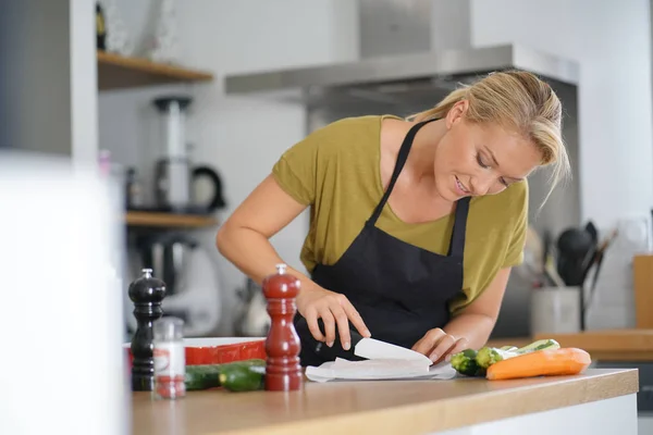 Mujer Años Cocinando Cocina Casera —  Fotos de Stock