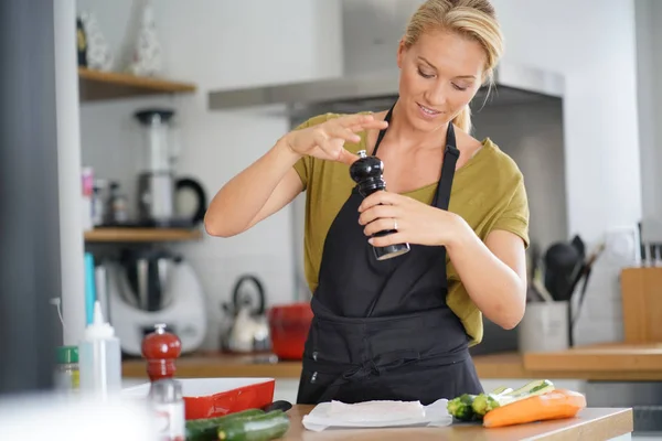 Årig Kvinna Matlagning Hemmet Köket — Stockfoto