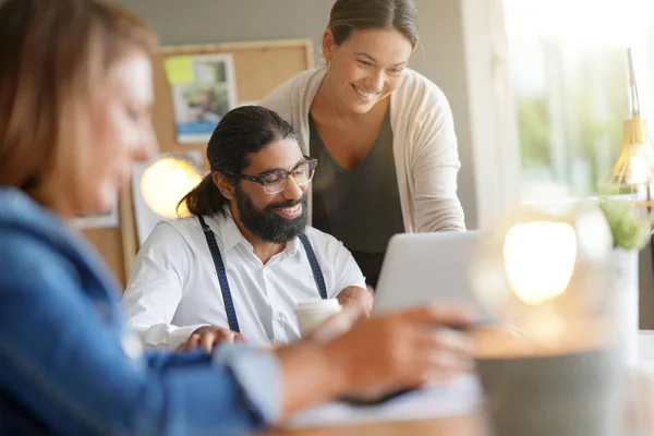 Oppstartspersoner Som Samarbeider Embetet – stockfoto