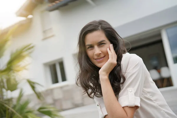 Portret Van Aantrekkelijke Brunette Vrouw Buiten Scène — Stockfoto