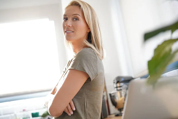 Mujer Rubia Usando Portátil Casa —  Fotos de Stock