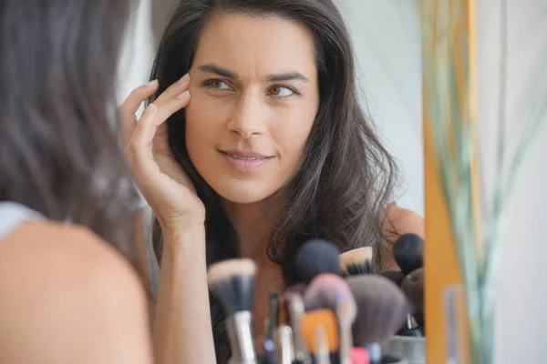 Vacker Kvinna Framför Spegeln Inne Hennes Ansikte — Stockfoto