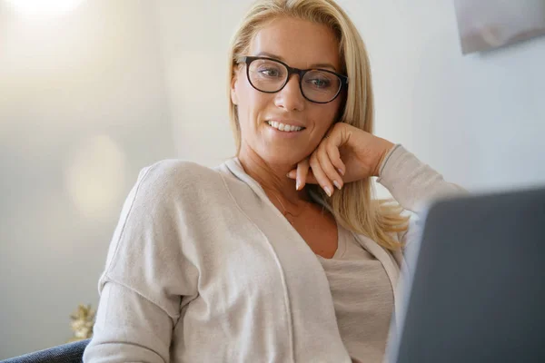 Blond Woman Relaxing Sofa Connected Laptop — Stock Photo, Image