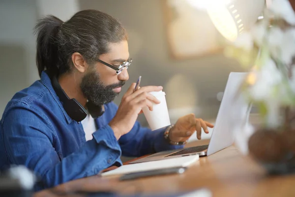 Hipster Typ Arbeitet Von Hause Aus Laptop — Stockfoto